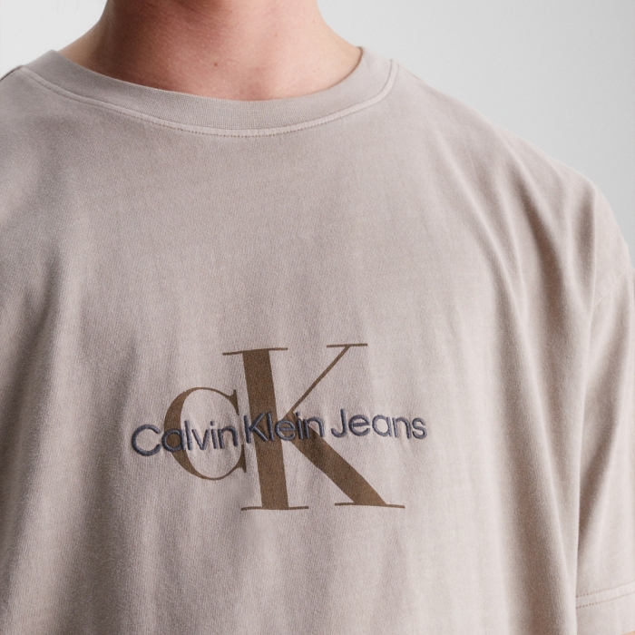 T-Shirt Calvin Klein - Shitake